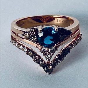 Beautiful LeVian blue topaz ring bought from Kay
Size 7
5.1 grams